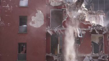İtalya, Milan 03-13-2024 Aler kamu binasının yıkımı ve Segneri üzerinden Lorenteggio Giambellino banliyölerinin kentsel kalkınma projesi