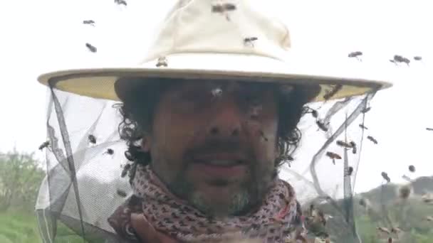 Zblízka Portrét Včelaře Ochranném Klobouku Kolem Něj Létají Včely — Stock video