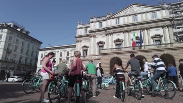 Európa Olaszország Milánó 2024 Turisták Város Belvárosában Piazza Della Scala — Stock videók