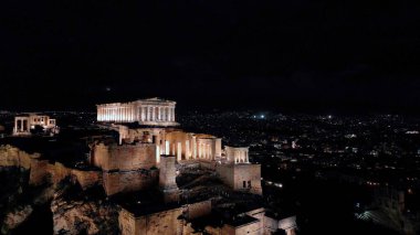  Yunanistan 'daki Akropolis' in geceleri hava manzarası, Atina 'daki Parthenon, Atene' deki Unesco Dünya Mirası 'nın imzalandığı yer.