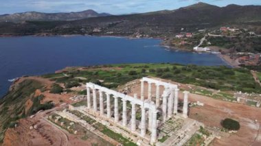 Poseidon Tapınağı, Yunanistan 'ın en ünlü anıtlarından biridir, Egean Akdeniz manzaralı kayalık bir promontuma tünemiştir, Cape Sounion - Unesco Dünya Mirası' nın insansız hava aracı görüntüsü.