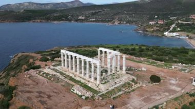 Poseidon Tapınağı, Yunanistan 'ın en ünlü anıtlarından biridir, Egean Akdeniz manzaralı kayalık bir promontuma tünemiştir, Cape Sounion - Unesco Dünya Mirası' nın insansız hava aracı görüntüsü.