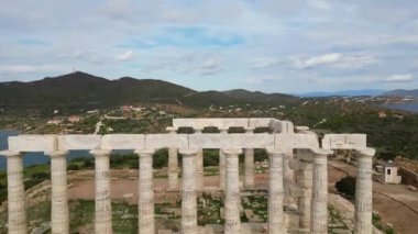 Poseidon Tapınağı, Yunanistan 'ın en ünlü anıtlarından biridir, Egean Akdeniz manzaralı kayalık bir promontuma tünemiştir, Cape Sounion - Unesco Dünya Mirası' nın insansız hava aracı görüntüsü.
