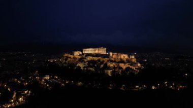 Yunanistan 'daki Akropolis' in gece insansız hava aracı görüntüsü, Atina 'daki Parthenon, Atene' deki Unesco Dünya Mirası 'nı imzalayan hedef.