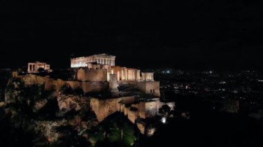 Yunanistan 'daki Akropolis' in gece insansız hava aracı görüntüsü, Atina 'daki Parthenon, Atene' deki Unesco Dünya Mirası 'nı imzalayan hedef.