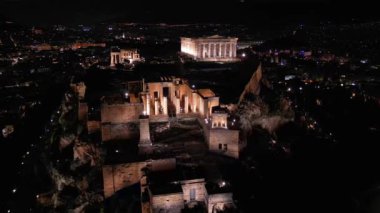 Yunanistan 'daki Akropolis' in gece insansız hava aracı görüntüsü, Atina 'daki Parthenon, Atene' deki Unesco Dünya Mirası 'nı imzalayan hedef.