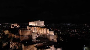 Yunanistan 'daki Akropolis' in gece insansız hava aracı görüntüsü, Atina 'daki Parthenon, Atene' deki Unesco Dünya Mirası 'nı imzalayan hedef.