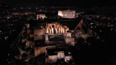 Yunanistan 'daki Akropolis' in gece insansız hava aracı görüntüsü, Atina 'daki Parthenon, Atene' deki Unesco Dünya Mirası 'nı imzalayan hedef.