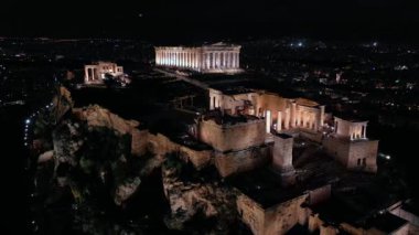 Yunanistan 'daki Akropolis' in gece insansız hava aracı görüntüsü, Atina 'daki Parthenon, Atene' deki Unesco Dünya Mirası 'nı imzalayan hedef.