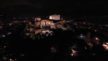 Yunanistan 'daki Akropolis' in gece insansız hava aracı görüntüsü, Atina 'daki Parthenon, Atene' deki Unesco Dünya Mirası 'nı imzalayan hedef.