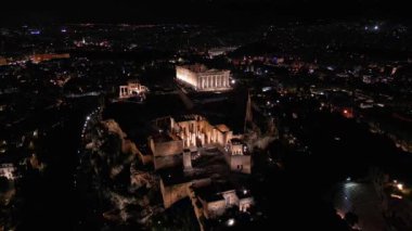 Yunanistan 'daki Akropolis' in gece insansız hava aracı görüntüsü, Atina 'daki Parthenon, Atene' deki Unesco Dünya Mirası 'nı imzalayan hedef.
