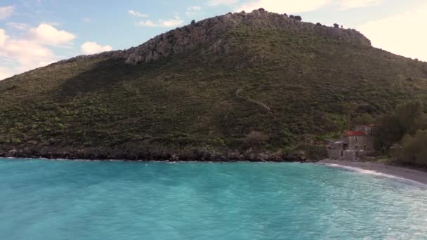 ギリシャの美しいターコイズブルーウォーターと地中海の海岸での建物のドローンビュー — ストック動画