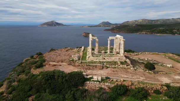 Poszeidón Temploma Görögország Egyik Leghíresebb Műemléke Egy Sziklás Sziklaszirten Helyezkedik — Stock videók