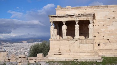 Atina 05,22,2024 Yunanistan 'da Akropolis, Atina' da Parthenon insansız hava aracı görüntüsü, Yunanistan 'ın ünlü turistik merkezi, Antik Yunan tarihi - Caryatids heykeli Unesco Dünya Mirası Tapınağı