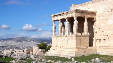 Atina 05,22,2024 Yunanistan 'da Akropolis, Atina' da Parthenon insansız hava aracı görüntüsü, Yunanistan 'ın ünlü turistik merkezi, Antik Yunan tarihi - Caryatids heykeli Unesco Dünya Mirası Tapınağı