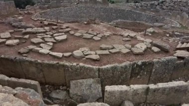 Yunanistan 'ın kuzeydoğusundaki Mycenae antik kalesinin arkeolojik sahası MÖ 12. yüzyılın Yunan yerleşimi. Akropolis Agamennone 'nin kalıntıları.