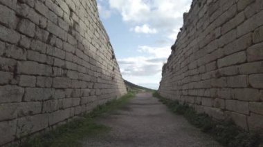 Yunanistan 'ın kuzeydoğusundaki Mycenae antik kalesinin arkeolojik sahası MÖ 12. yüzyılın Yunan yerleşimi. Akropolis Agamennone 'nin kalıntıları.
