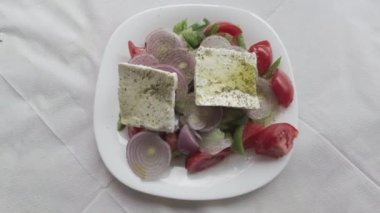 Yunan salatası, yaz aylarında domates, soğan, salatalık, biber, feta peyniri, kekik ve yağ içeren Akdeniz diyetinin tipik vejetaryen yemeği.