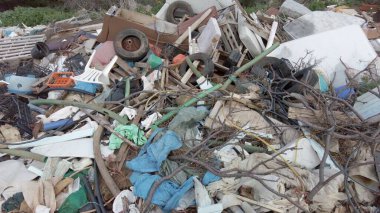 Yunanistan 'ın kırsalında yasadışı açık hava atığı - tonlarca çöp atığı, doğada terk edilmiş plastikler