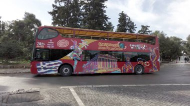 Şehri ziyaret eden turistler için şehir turu kırmızı otobüsü, Yunanca