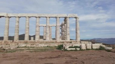 Poseidon Tapınağı, Yunanistan 'ın en ünlü anıtlarından biridir, Egean Akdeniz manzaralı kayalık bir promontuma tünemiştir, Cape Sounion - Unesco Heritage dünyasının insansız hava aracı görüntüsü