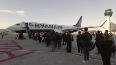 Yunanistan, Nisan 05.22.2024 - Ryanair uçak şirketi, Atina havaalanında düşük maliyetli uçuş, yolcular havalanmadan önce uçağa bindi