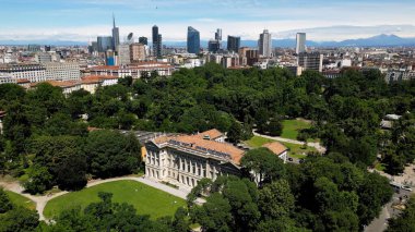 İtalya, Milan, Villa Reale 'nin insansız hava aracı görüntüsü ve Giardini di Porta Venezia Montanelli parkında modern gökdelenleri olan yeni gökdelenler. Milano Yeşil Şehir