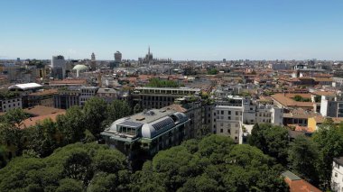 İtalya, Milan, Giardini di Porta Venezia Montanelli parkındaki modern gökdelenlerin insansız hava görüntüsü. Milano Yeşil Şehir