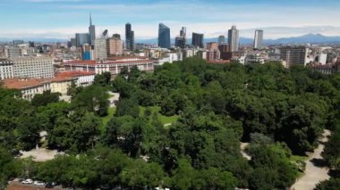 İtalya, Milan, Giardini di Porta Venezia Montanelli parkındaki modern gökdelenlerin insansız hava görüntüsü. Milano Yeşil Şehir