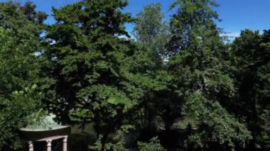 İtalya, Milan, Villa Reale 'nin insansız hava aracı görüntüsü ve Giardini di Porta Venezia Montanelli parkında modern gökdelenleri olan yeni gökdelenler. Milano Yeşil Şehir