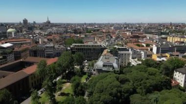 İtalya, Milan, Giardini di Porta Venezia Montanelli parkındaki modern gökdelenlerin insansız hava görüntüsü. Milano Yeşil Şehir