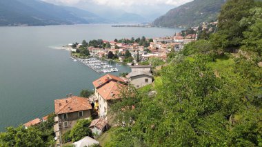 Bellano ve Varena, İtalya 'nın Lombardy bölgesinde bulunan Lecco ilinin Como Gölü' nün doğu kıyısında yer alan küçük kasabalardır. Cammino del Viandante 'den İHA hava görüntüsü