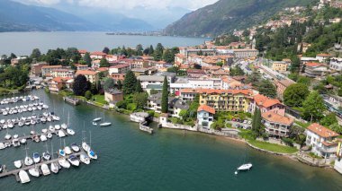 Bellano ve Varena, İtalya 'nın Lombardy bölgesinde bulunan Lecco ilinin Como Gölü' nün doğu kıyısında yer alan küçük kasabalardır. Cammino del Viandante 'den İHA hava görüntüsü
