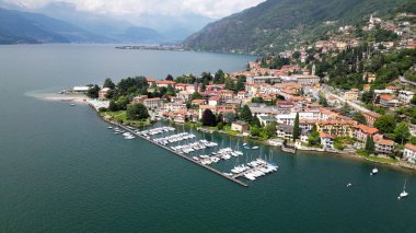 Bellano ve Varena, İtalya 'nın Lombardy bölgesinde bulunan Lecco ilinin Como Gölü' nün doğu kıyısında yer alan küçük kasabalardır. Cammino del Viandante 'den İHA hava görüntüsü