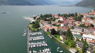 Bellano ve Varena, İtalya 'nın Lombardy bölgesinde bulunan Lecco ilinin Como Gölü' nün doğu kıyısında yer alan küçük kasabalardır. Cammino del Viandante 'den İHA hava görüntüsü