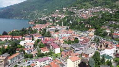 Bellano ve Varena, İtalya 'nın Lombardy bölgesinde bulunan Lecco ilinin Como Gölü' nün doğu kıyısında yer alan küçük kasabalardır. Cammino del Viandante 'den İHA hava görüntüsü