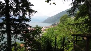 Bellano ve Varena, İtalya 'nın Lombardy bölgesinde bulunan Lecco ilinin Como Gölü' nün doğu kıyısında yer alan küçük kasabalardır. Cammino del Viandante 'den İHA hava görüntüsü