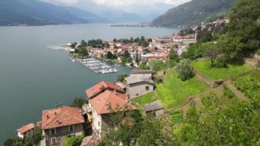 Bellano ve Varena, İtalya 'nın Lombardy bölgesinde bulunan Lecco ilinin Como Gölü' nün doğu kıyısında yer alan küçük kasabalardır. Cammino del Viandante 'den İHA hava görüntüsü