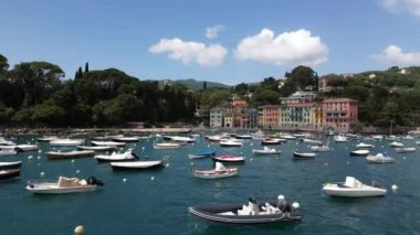 İtalya, Liguria, Rapallo, Santa Margherita yakınlarındaki San Michele di Pagana Plajı ve Cenova yakınlarındaki Portofino 'nun insansız hava aracı görüntüsü. 