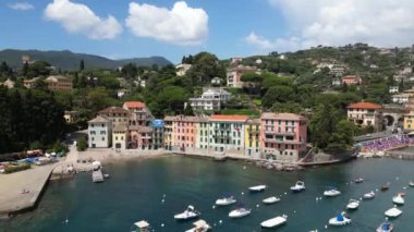 İtalya, Liguria, Rapallo, Santa Margherita yakınlarındaki San Michele di Pagana Plajı ve Cenova yakınlarındaki Portofino 'nun insansız hava aracı görüntüsü. 