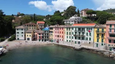 İtalya, Liguria, Rapallo, Santa Margherita yakınlarındaki San Michele di Pagana Plajı ve Cenova yakınlarındaki Portofino 'nun insansız hava aracı görüntüsü. 
