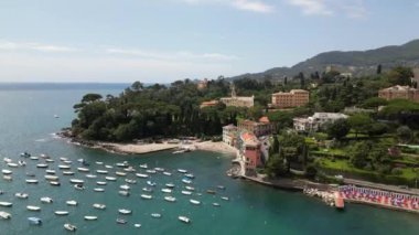 İtalya, Liguria, Rapallo, Santa Margherita yakınlarındaki San Michele di Pagana Plajı ve Cenova yakınlarındaki Portofino 'nun insansız hava aracı görüntüsü. 