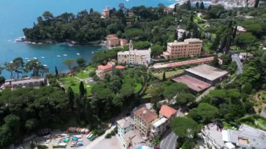 İtalya, Liguria, Rapallo, Santa Margherita yakınlarındaki San Michele di Pagana Plajı ve Cenova yakınlarındaki Portofino 'nun insansız hava aracı görüntüsü. 
