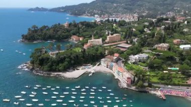 İtalya, Liguria, Rapallo, Santa Margherita yakınlarındaki San Michele di Pagana Plajı ve Cenova yakınlarındaki Portofino 'nun insansız hava aracı görüntüsü. 