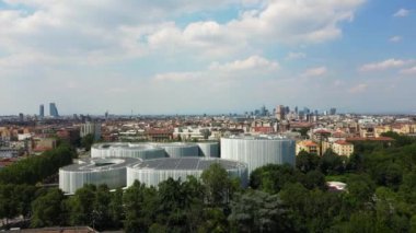 Çatıdaki güneş panellerinin havadan görüntüsü. Yeni SDA Bocconi kampüsü, Yönetim Okulu. Sınıfları olan modern bir bina. Yeşil Devrim Ekolojik