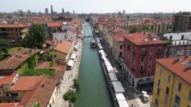 Güneşli bir yaz gününde Darsena ve Navigli kanallarının Avrupa, İtalya ve Milan insansız hava aracı görüntüsü turistik bir tatil beldesi.