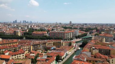 Güneşli bir yaz gününde Darsena ve Navigli kanallarının Avrupa, İtalya ve Milan insansız hava aracı görüntüsü turistik bir tatil beldesi.
