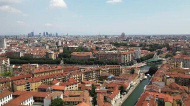 Güneşli bir yaz gününde Darsena ve Navigli kanallarının Avrupa, İtalya ve Milan insansız hava aracı görüntüsü turistik bir tatil beldesi.