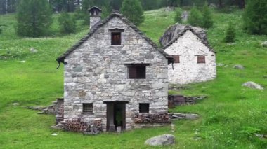 Yazın insansız hava aracından görülen dağ köyü - dağlık alanlarda turizm artışı antik köyleri ziyaret etmek ve Alpe Devero, Ossola Alps İtalya 'da yürüyüş yapmak için