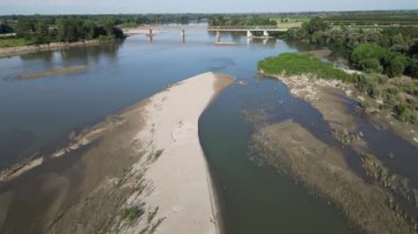 Avrupa, İtalya, Pavia Kuraklığı ve Kuraklık Nehri - Po ve Ticino, kum ve su kıtlığı plajı, Lombardiya 'da acil durum - Ponte della Becca' da insansız hava aracı görüntüsü - Küresel ısınma değişimi
